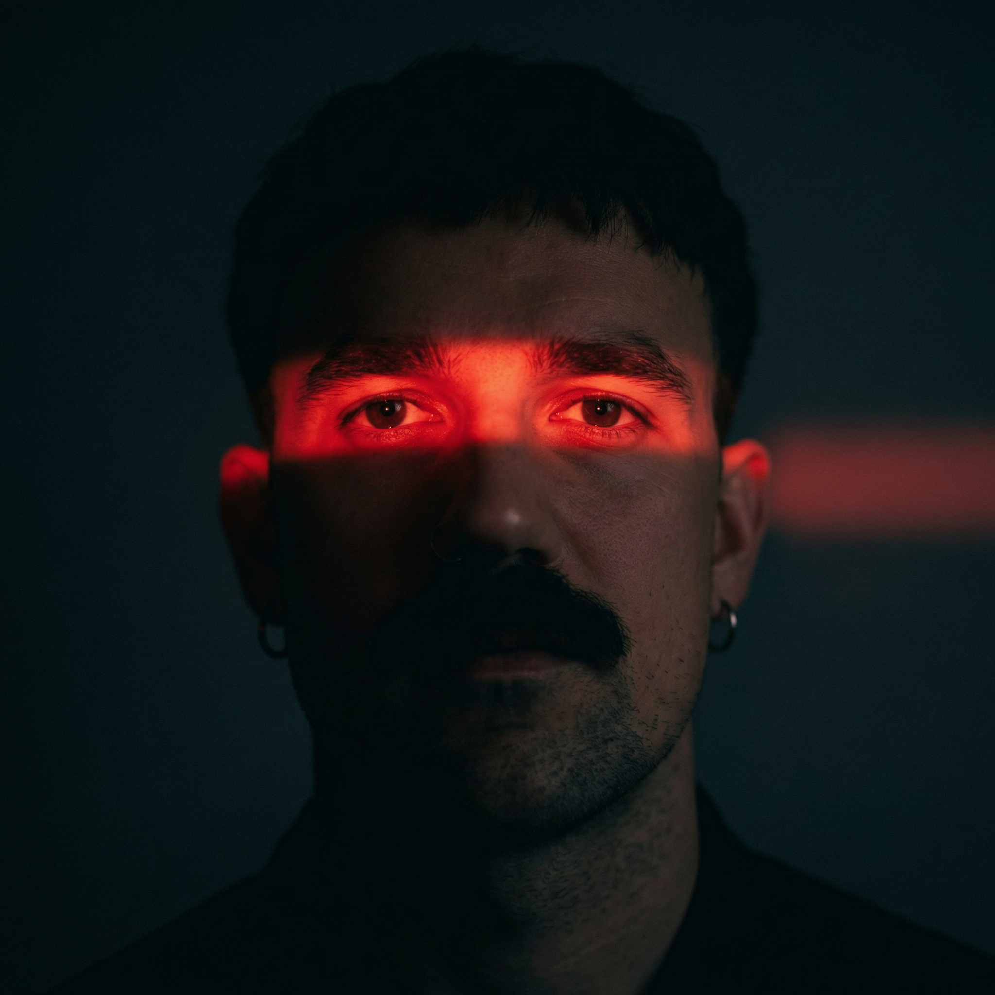Intense Red Beam Illumination